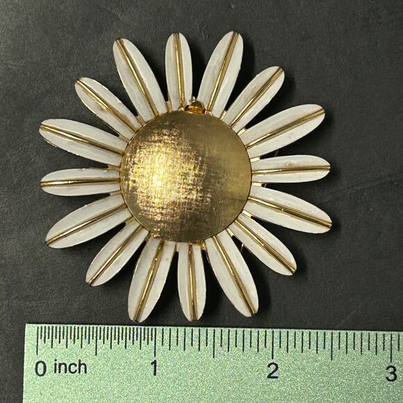 Vintage 1969 Avon White Enamel and Gold Toned Daisy Brooch - Picture 4 of 4